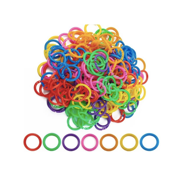 Zpomaluje stínění kulatého plastového kroužku s volnými listy před přímým slunečním zářením jeho stárnutí?